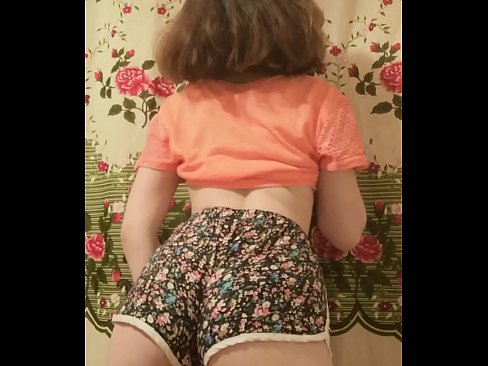 ❤️ סעקסי יונג באַבע סטריפּינג אַוועק איר קורצע הייזלעך אויף אַפּאַראַט פּאָרנאָ ווק ביי אונדז ❌️❤